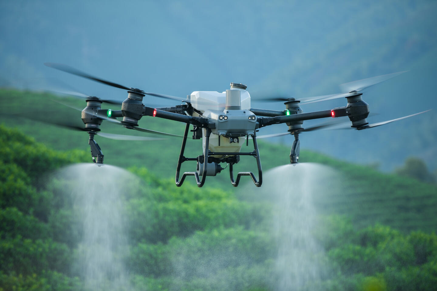 Drone DJI Agras en opération de pulvérisation agricole